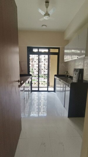 Room in 3 BHK Apartment at Lodha Sterling, Kolshet Road – for Rent