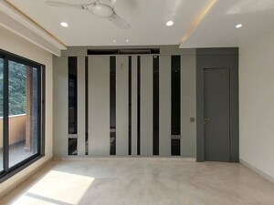 Room in 4 BHK Builder Floor at Sector 23 – for Rent