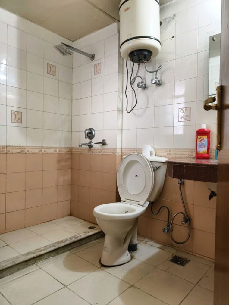 Bathroom, sector 22 3 Bedroom 1500 Sq.Ft. Builder Floor In Sector 22 Gurgaon 10612271