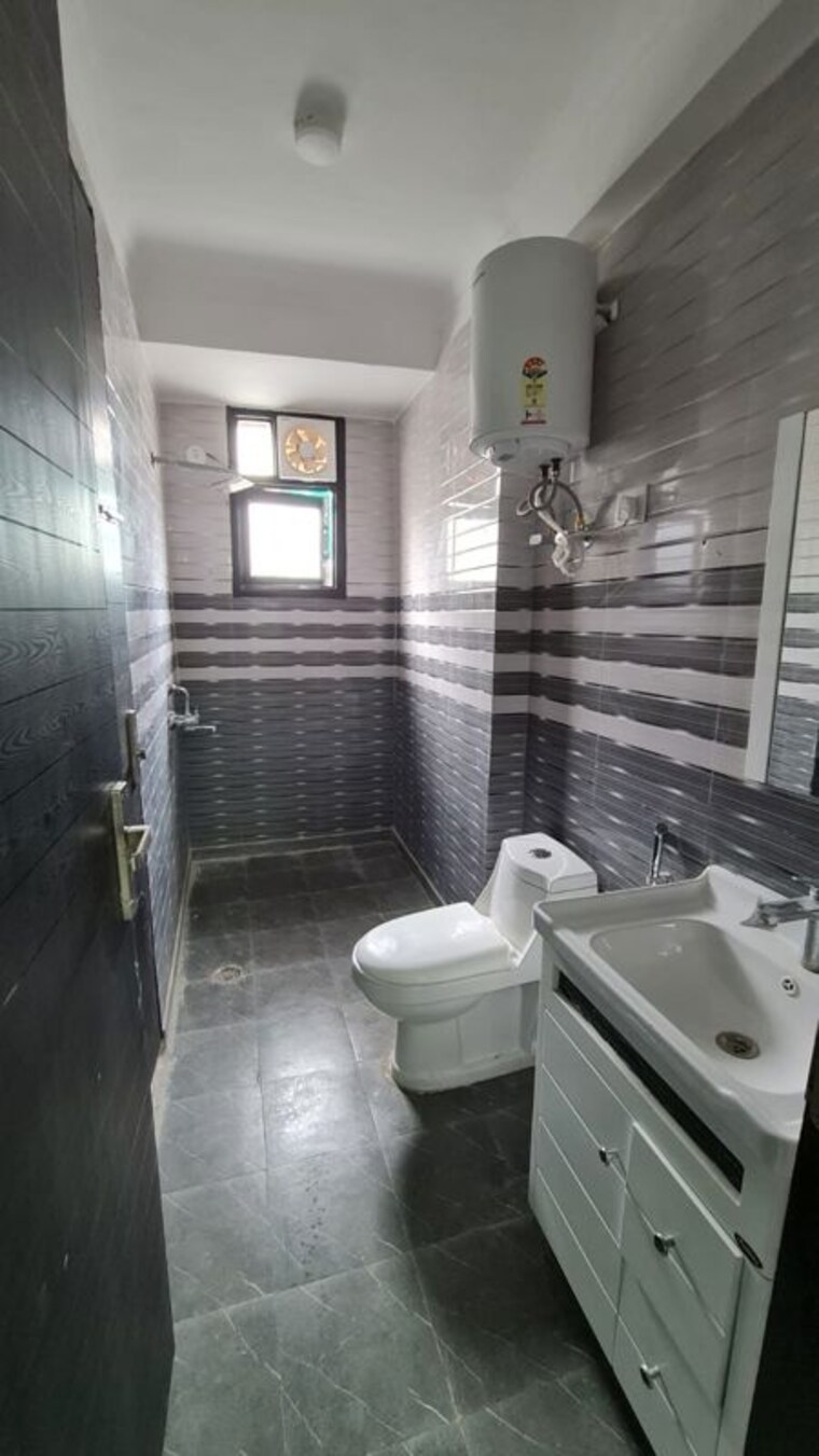 Bathroom, mehrauli 2 Bedroom 800 Sq.Ft. Apartment In Mehrauli Delhi 10612356