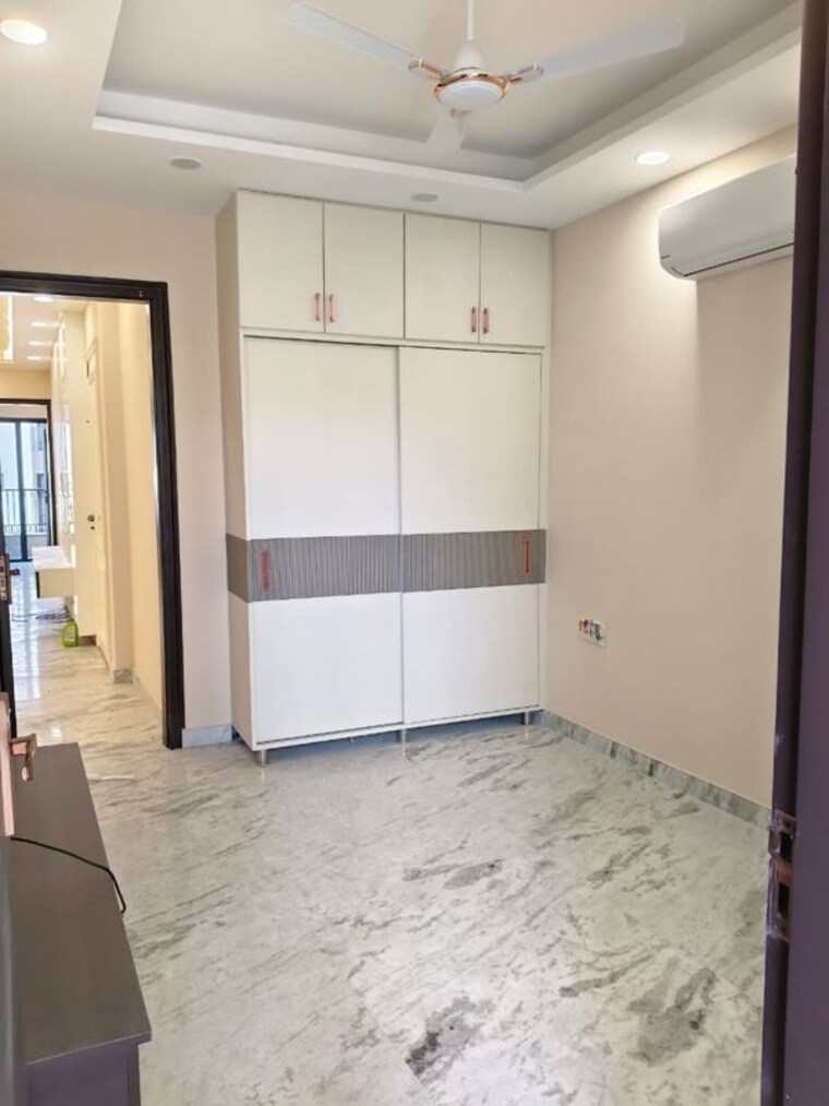 Room, naraina 3 Bedroom 125 Sq.Yd. Apartment In Naraina Delhi 10612351
