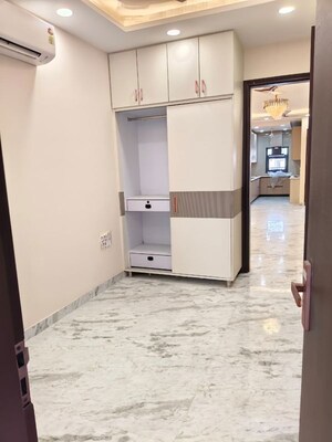 Room in 3 BHK Apartment at Naraina – for Rent