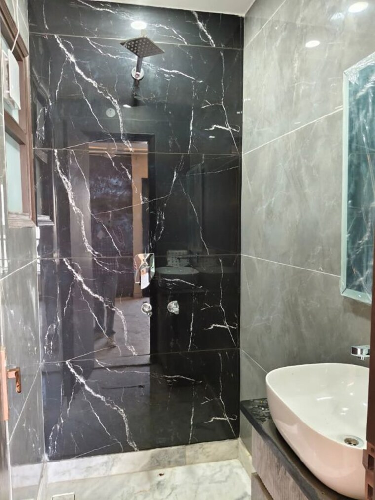 Washroom, naraina 3 Bedroom 125 Sq.Yd. Apartment In Naraina Delhi 10612351