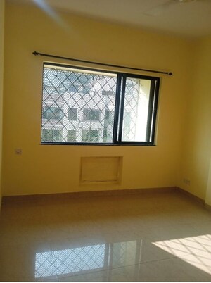 Room in 2 BHK Apartment at Riddhi Garden, Malad East – for Rent
