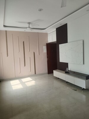 Room in 2 BHK Apartment at Mapsko Paradise, Sector 83 – for Rent