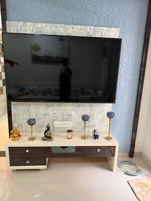 Room in 2 BHK Apartment at Lokhandwala Octacrest, Kandivali East – for Sale