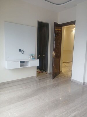Room in 3 BHK Apartment at Naraina – for Rent
