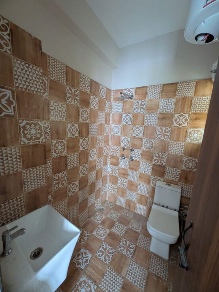 Bathroom, sunshine-enclave 1 RK 550 Sq.Ft. Apartment In Vip Road Zirakpur 10612479