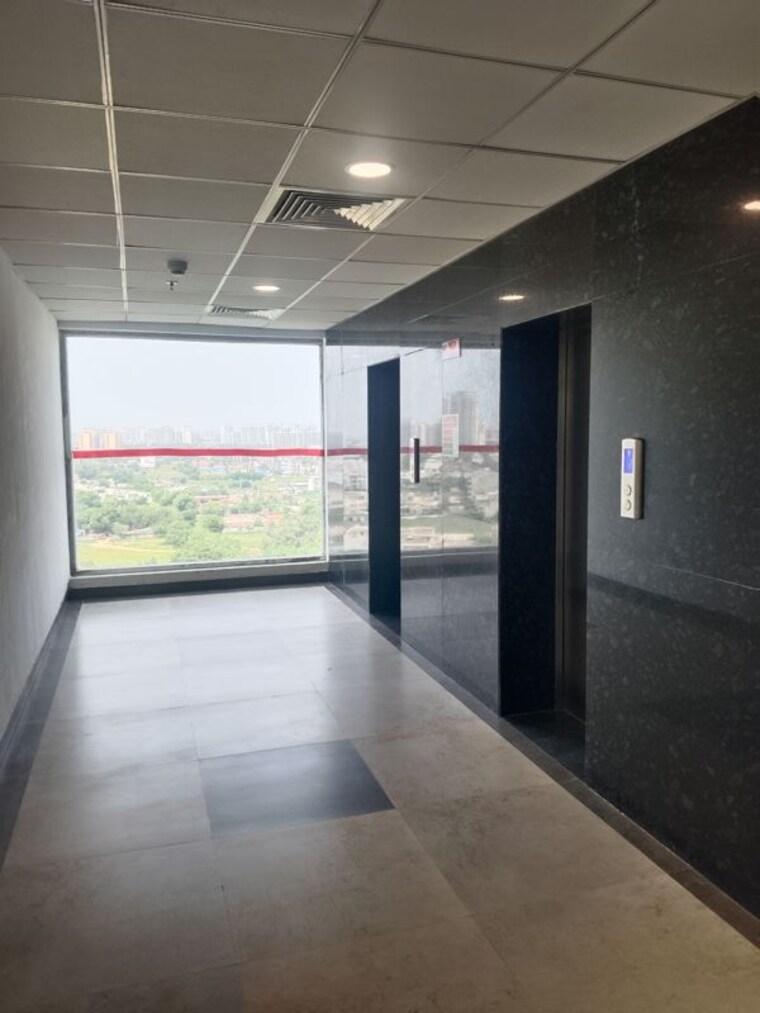 Room, v-square-oodles-skywalk Commercial Office Space 350 Sq.Ft. In Sector 83 Gurgaon 10612494