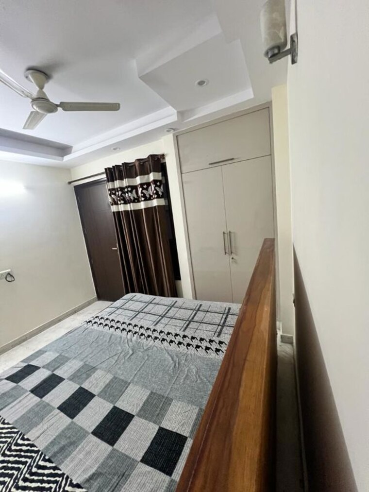 Room, naraina 3 Bedroom 125 Sq.Yd. Apartment In Naraina Delhi 10612499