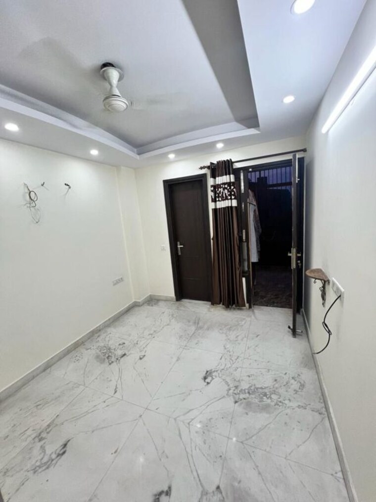Room, naraina 3 Bedroom 125 Sq.Yd. Apartment In Naraina Delhi 10612499