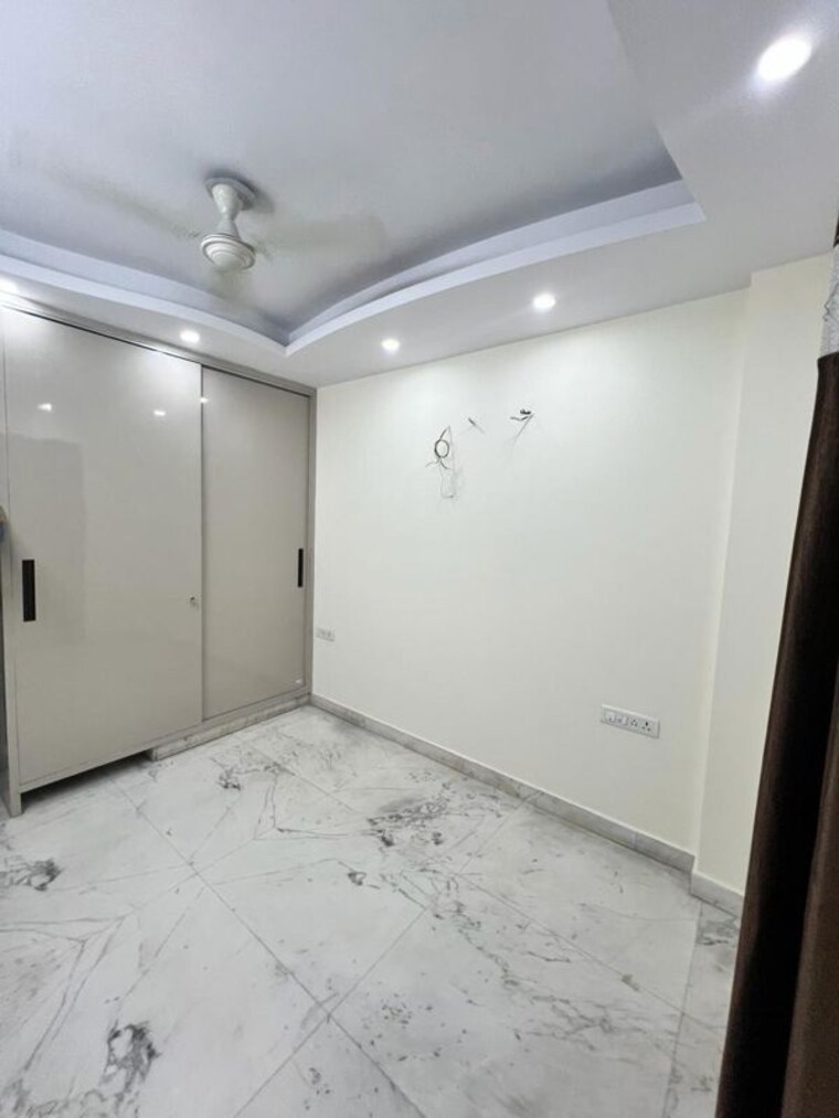 Room, naraina 3 Bedroom 125 Sq.Yd. Apartment In Naraina Delhi 10612499