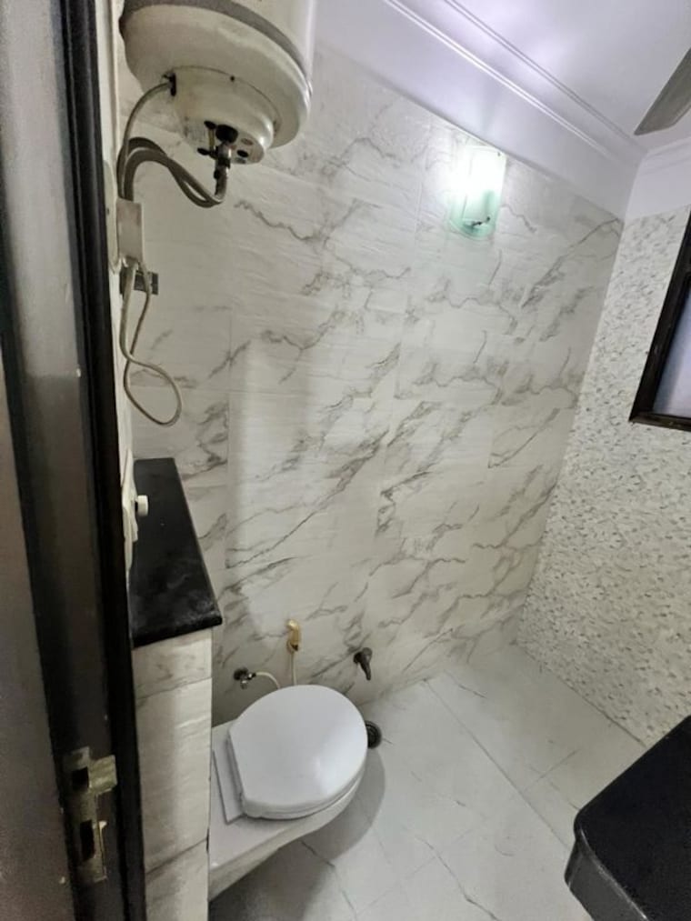 Bathroom, naraina 3 Bedroom 125 Sq.Yd. Apartment In Naraina Delhi 10612499