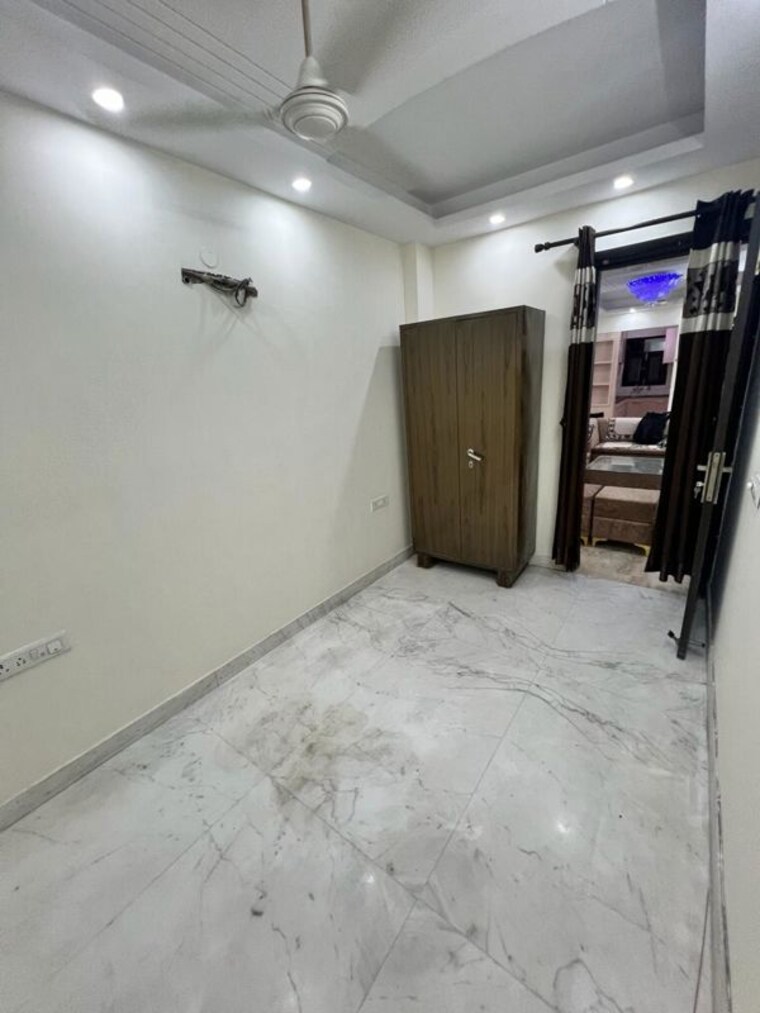 Room, naraina 3 Bedroom 125 Sq.Yd. Apartment In Naraina Delhi 10612499
