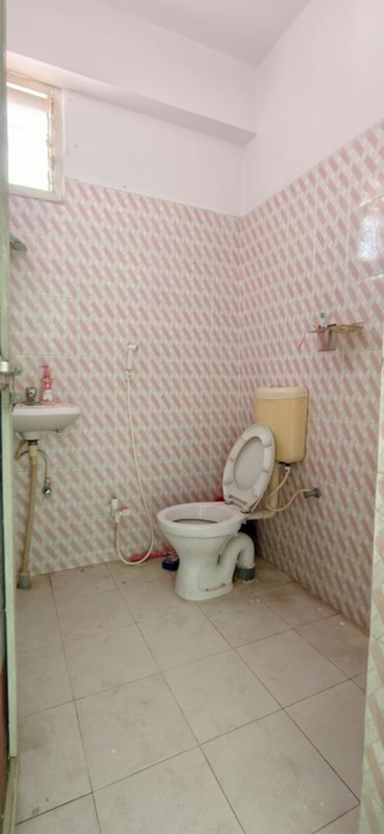 Bathroom, kankarbagh 3 Bedroom 1400 Sq.Ft. Apartment In Kankarbagh Patna 10611633