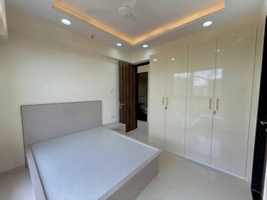 Room in 3 BHK Apartment at Sheth Zuri, Laxmi Nagar – for Rent