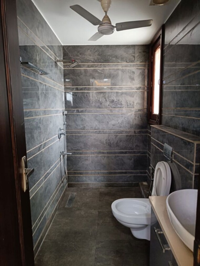 Bathroom, naraina 2 Bedroom 125 Sq.Yd. Apartment In Naraina Delhi 10612593