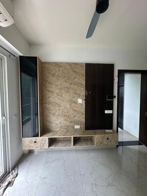 Room in 3 BHK Builder Floor at Smart World Orchard, Sector 61 – for Rent