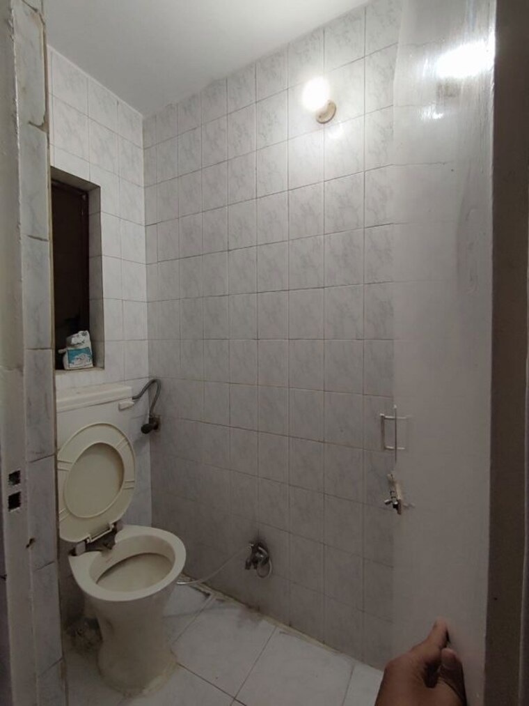 Bathroom, naraina 2 Bedroom 125 Sq.Yd. Apartment In Naraina Delhi 10612625