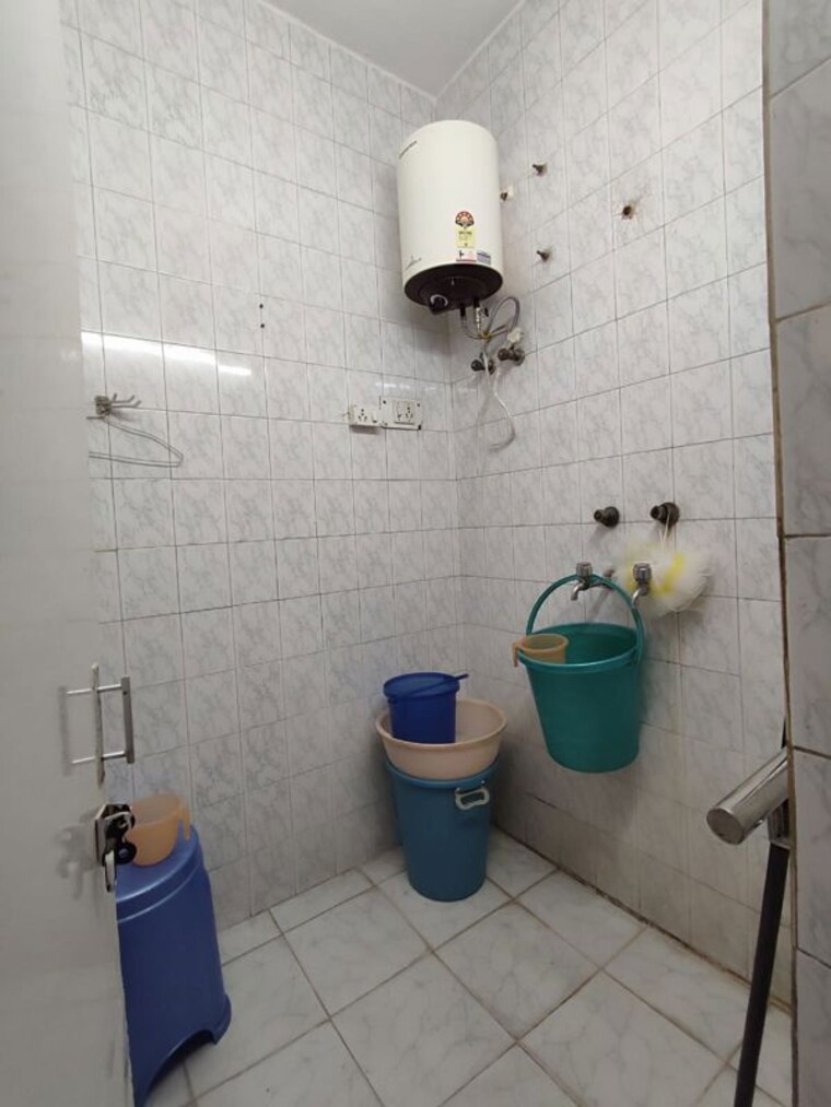 Bathroom, naraina 2 Bedroom 125 Sq.Yd. Apartment In Naraina Delhi 10612625