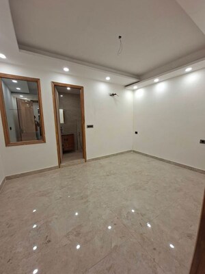 Room in 3 BHK Builder Floor at Saket – for Rent