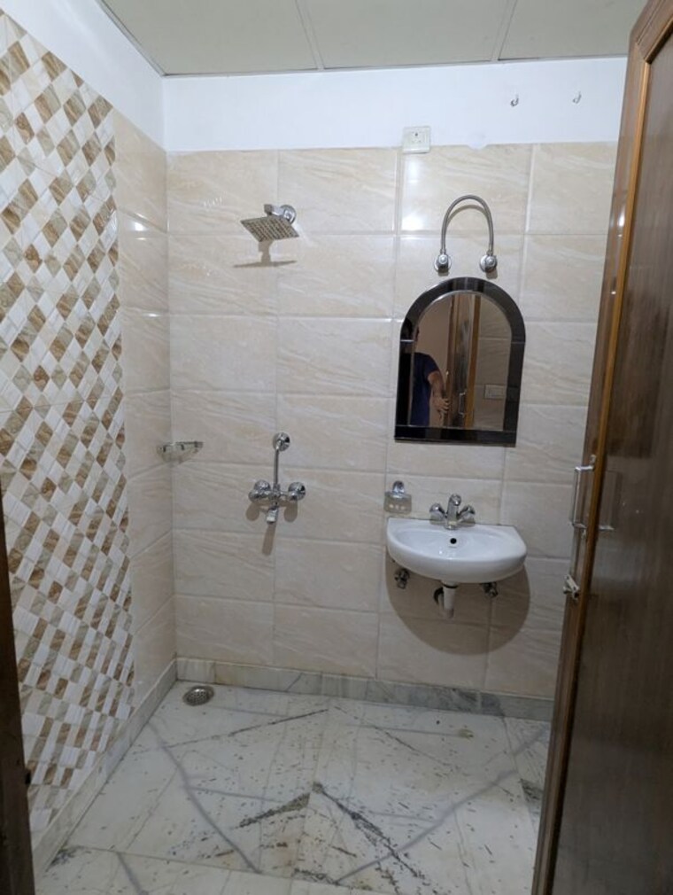 Bathroom, sector 46 3 Bedroom 2100 Sq.Ft. Builder Floor In Sector 46 Gurgaon 10612629