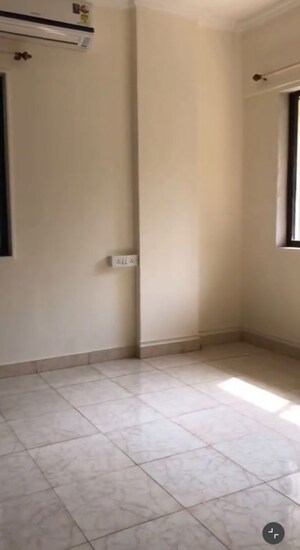 Room in 3 BHK Apartment at Khar West – for Rent