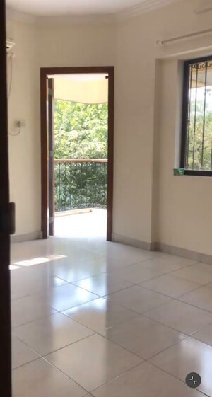 Room in 3 BHK Apartment at Khar West – for Rent