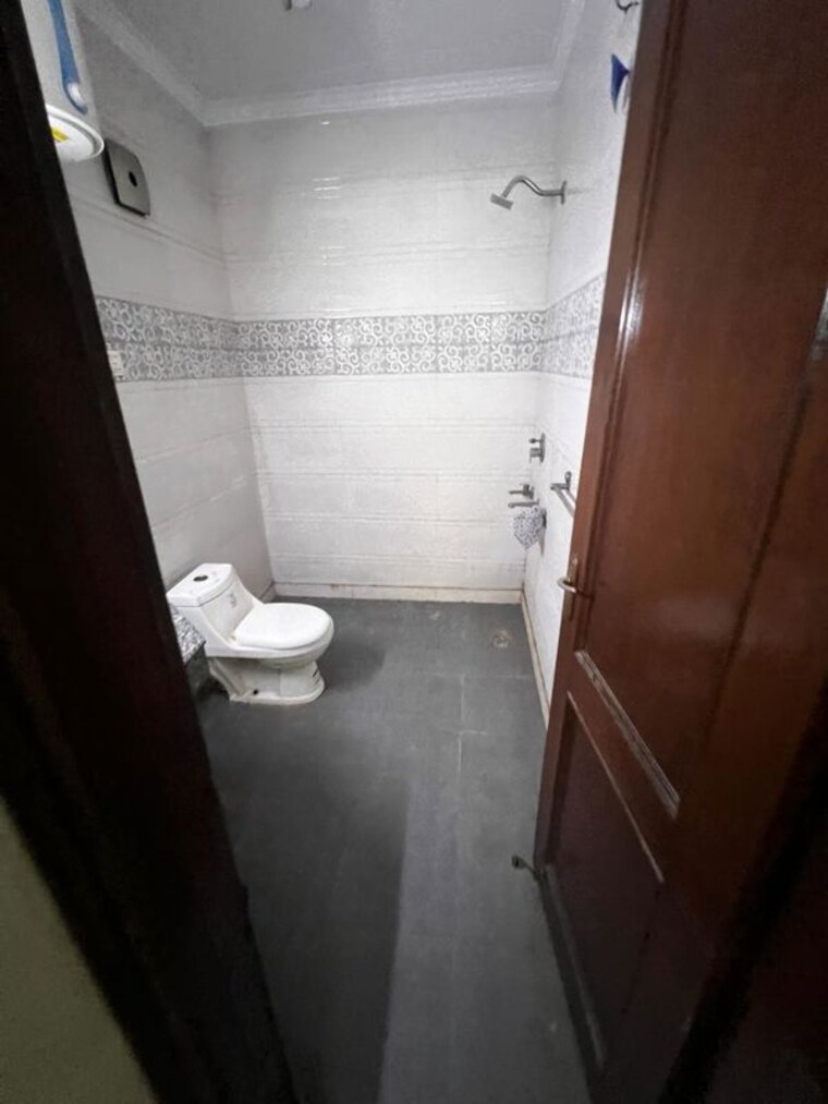 Bathroom, naraina 2 Bedroom 125 Sq.Yd. Apartment In Naraina Delhi 10612670