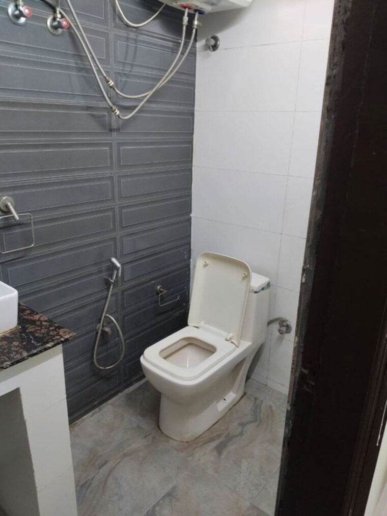 Bathroom, sector 22 3 Bedroom 1500 Sq.Ft. Builder Floor In Sector 22 Gurgaon 10612681