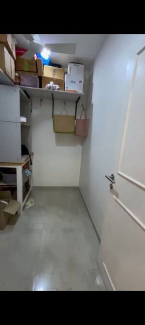 Room in 3.5 BHK Apartment at Hiranandani Estate, Ghodbunder Road – for Rent