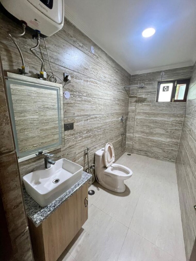 Bathroom, naraina 2 Bedroom 125 Sq.Yd. Apartment In Naraina Delhi 10612834