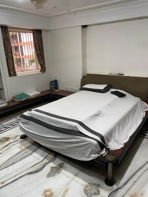 Bedroom in 4 BHK Apartment at Khar West – for Rent