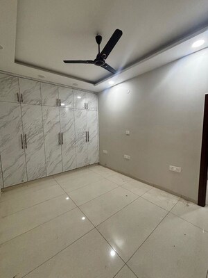 Room in 4 BHK Apartment at Naraina – for Rent