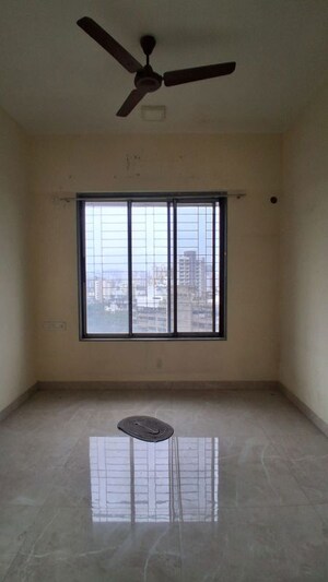 Room in 1.5 BHK Apartment at Roha Satsang Bharti, Malad East – for Rent