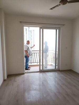 Room in 3 BHK Apartment at Shalimar Oneworld Vista, Gomti Nagar – for Rent