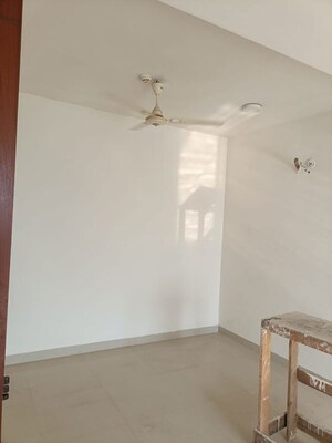 Room in 3 BHK Apartment at Shalimar Oneworld Vista, Gomti Nagar – for Rent
