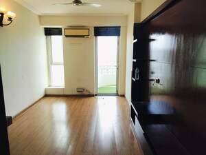 Room in 4 BHK Apartment at DLF The Icon, Dlf Phase V – for Rent