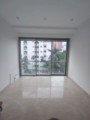 Room in 4 BHK Apartment at Khar West – for Sale