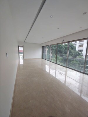 Room in 4 BHK Apartment at Khar West – for Sale