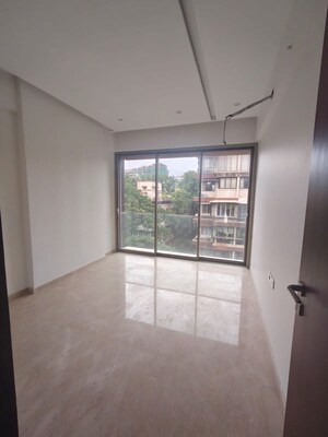 Room in 4 BHK Apartment at Khar West – for Sale