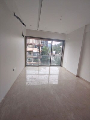 Room in 4 BHK Apartment at Khar West – for Sale