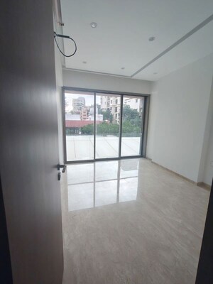 Room in 4 BHK Apartment at Khar West – for Sale