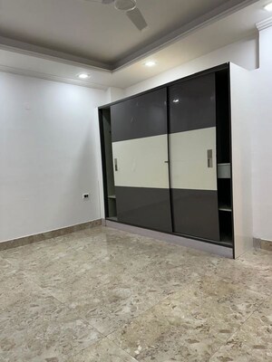 Room in 3 BHK Builder Floor at Smart World Orchard, Sector 61 – for Rent