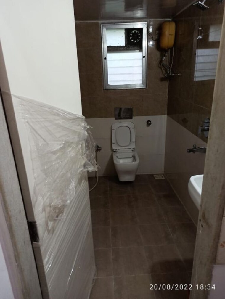 Bathroom, juhu 1 Bedroom 500 Sq.Ft. Apartment In Juhu Mumbai 10613068