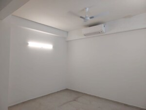 Room in 2.5 BHK Builder Floor at Smart World Orchard, Sector 61 – for Rent