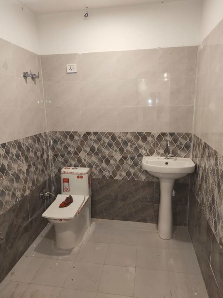 Bathroom, johri 3 Bedroom 120 Sq.Yd. Independent House In Johri Dehradun 10613081