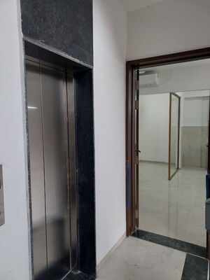 Room in 3 BHK Builder Floor at Smart World Orchard, Sector 61 – for Rent