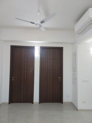 Room in 3 BHK Builder Floor at Smart World Orchard, Sector 61 – for Rent