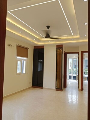 Room in 3 BHK Builder Floor at Janakpuri – for Rent